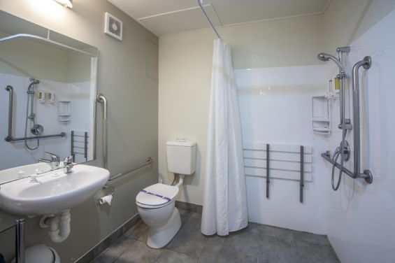 Large Studio: bathroom